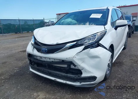 2022 Toyota Sienna Le z USA, uszkodzony, nr VIN 5TDBSKFC8NS047748